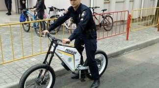 Соцмережі посадили поліцейських Тернополя на “електровелосипеди” (фото)