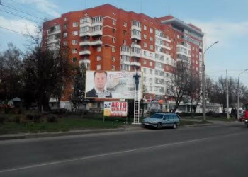 Подвійна любов до голови ОДА: десь клеють, десь здирають (Фото)