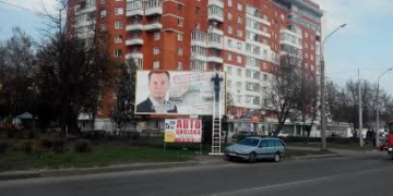 Подвійна любов до голови ОДА: десь клеють, десь здирають (Фото)