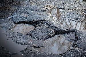 Грошей на дороги в Україні цього року більше, але на Тернопільщині не поремонтують жодної