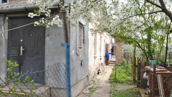 На Тернопільщині жінка терпить знущання сусідів