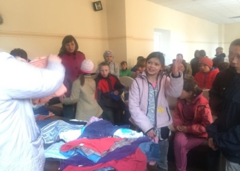 З тернопільського базару сиротам передали 20 пар взуття