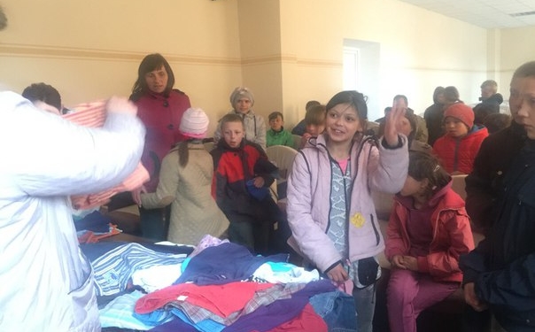 З тернопільського базару сиротам передали 20 пар взуття