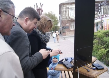 Круте ноу-хау у Тернополі заряджає усі телефони та планшети безкоштовно