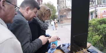Круте ноу-хау у Тернополі заряджає усі телефони та планшети безкоштовно
