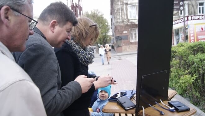 Круте ноу-хау у Тернополі заряджає усі телефони та планшети безкоштовно