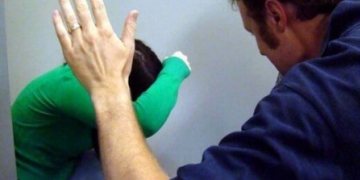 На Тернопільщині батько відгамселив доньку. Дівчинку госпіталізували