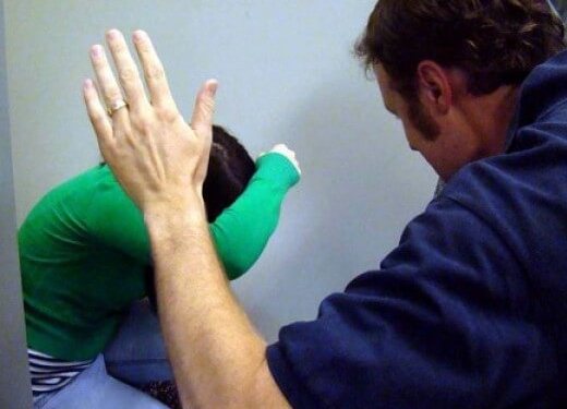 На Тернопільщині батько відгамселив доньку. Дівчинку госпіталізували