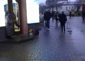 Ви її бачите кожного дня: про літню жінку Ксеню, яка продає квіти у Тернополі