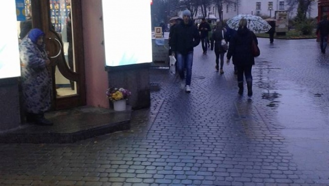 Ви її бачите кожного дня: про літню жінку Ксеню, яка продає квіти у Тернополі