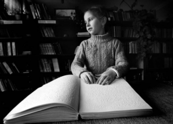 Про неї говорять усі: незрячій учениці з Тернополя подарують дорогий пристрій