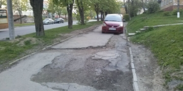 У Тернополі автівка зупинилася посередині тротуару (фото)