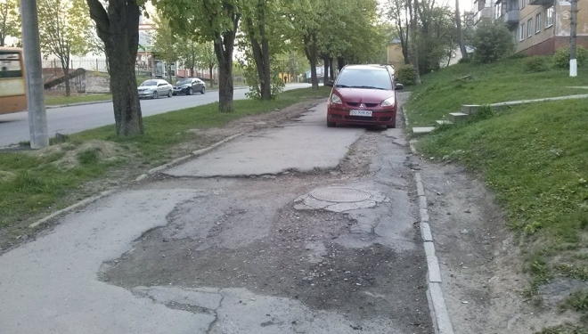 У Тернополі автівка зупинилася посередині тротуару (фото)