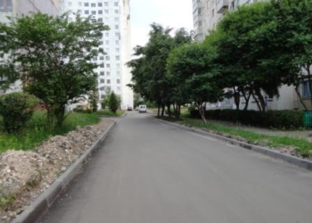 Місцеві комунальники взялися за оновлення дворів