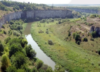 Страшна смерть: тернопільський юнак зірвався зі скелі
