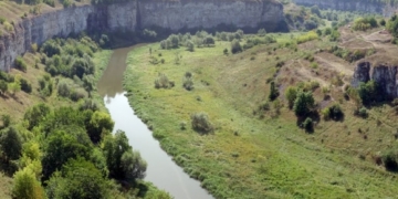 Страшна смерть: тернопільський юнак зірвався зі скелі