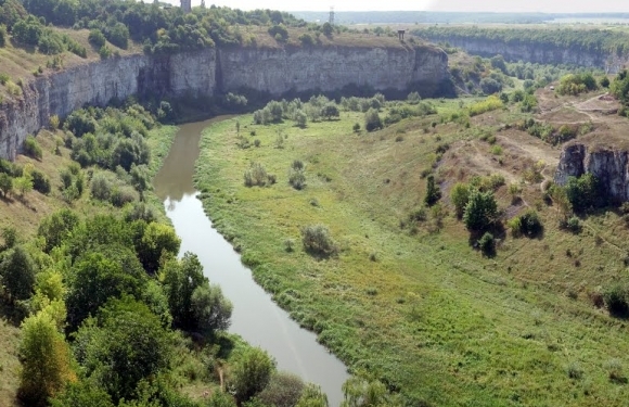 Страшна смерть: тернопільський юнак зірвався зі скелі