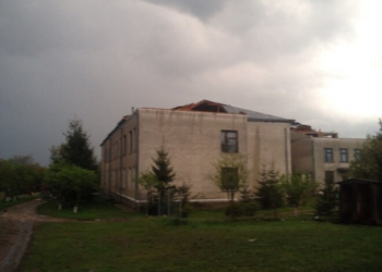 Вітер зірвав дах в школі на Тернопільщині (Фото)