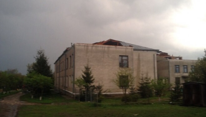 Вітер зірвав дах в школі на Тернопільщині (Фото)