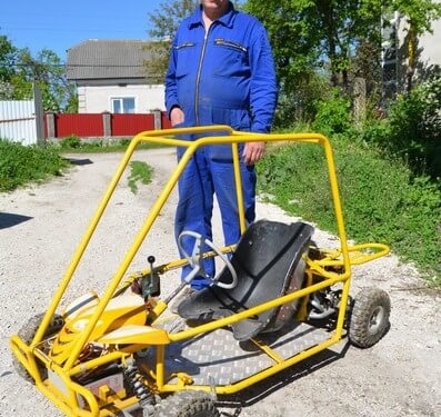 На Тернопільщині чоловік виготовив дивне авто(фото)