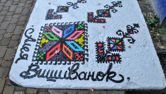 У Тернополі незвична барвиста алея