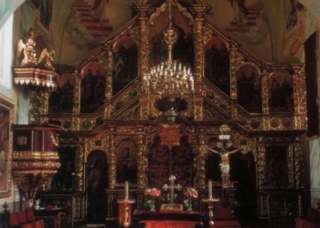 На Тернопільщині скандал: люди звинувачують чиновників та священика у нехлюйстві