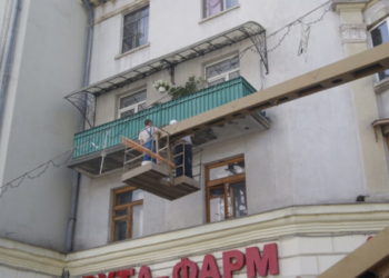 У історичних будинках Тернополя взялися за ремонт балконів