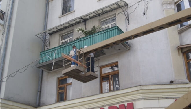 У історичних будинках Тернополя взялися за ремонт балконів