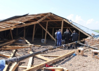 На Тернопільщині буревій зніс величезний дах зі школи (фото)