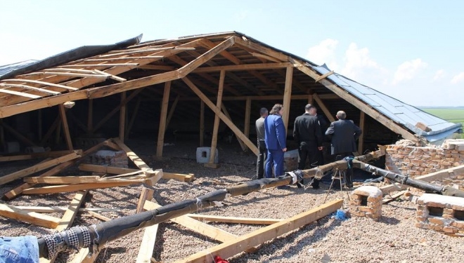 На Тернопільщині буревій зніс величезний дах зі школи (фото)