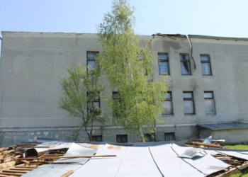 На Тернопільщині буревій зніс величезний дах зі школи (фото)