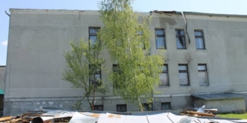 На Тернопільщині буревій зніс величезний дах зі школи (фото)