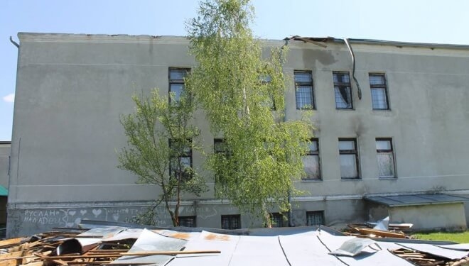 На Тернопільщині буревій зніс величезний дах зі школи (фото)