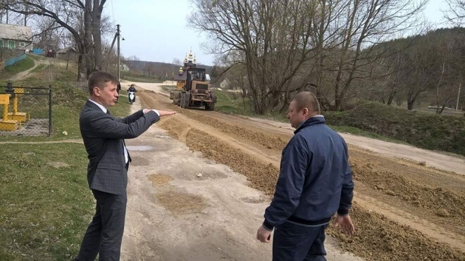 “Після кількох дощів буде як бетон”, – як на Тернопільщині ремонтують дороги