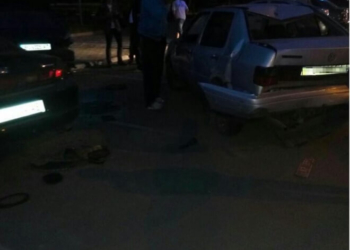 Від удару у центрі Тернополя аж перевернуло авто (фото)