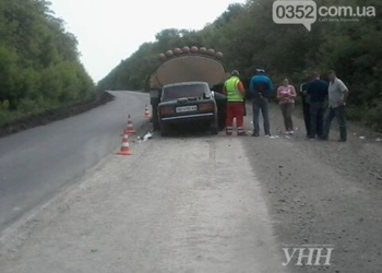 На Тернопільщині легкове авто “врізалося” у ЗІЛ