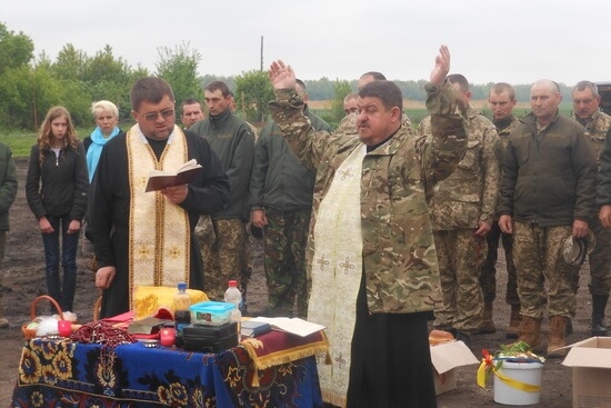 Замість кошиків – коробки, – як у зоні АТО освячували паски