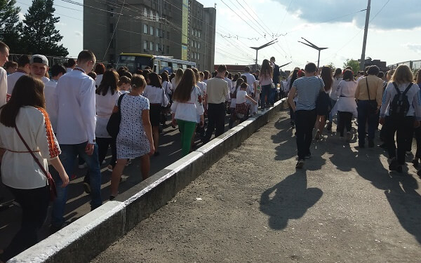 Тернополяни вшанували Героїв ходою у вишиванках