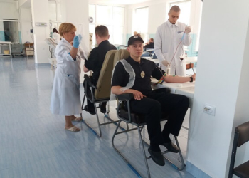 Патрульні поліцейські Тернополя здають кров для жертв ДТП