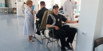 Патрульні поліцейські Тернополя здають кров для жертв ДТП