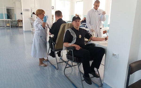 Патрульні поліцейські Тернополя здають кров для жертв ДТП