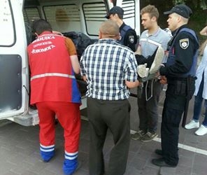 У Тернополі випускник так “відірвався”, що його рятували поліцейські, медики та батьки