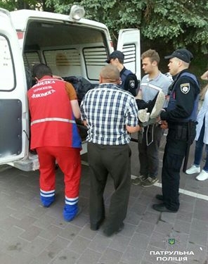 У Тернополі випускник так “відірвався”, що його рятували поліцейські, медики та батьки