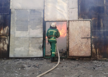 На Тернопільщині масштабна пожежа – горів величезний склад (фото)