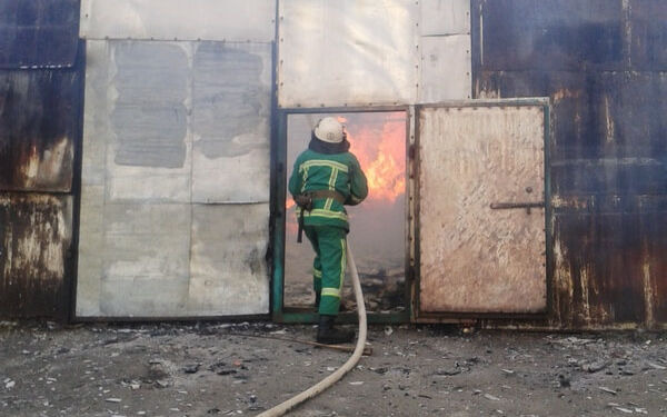 На Тернопільщині масштабна пожежа – горів величезний склад (фото)