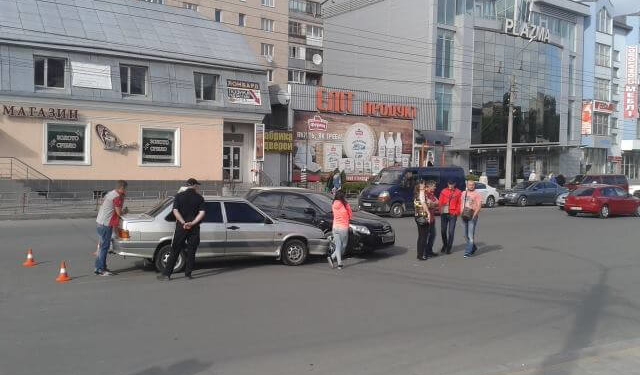 Щойно у Тернополі таксі потрапило у аварію (фото)