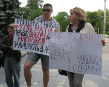 Рідні контрактників-“заручників” вимагають їх повернення