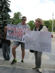 Рідні контрактників-“заручників” вимагають їх повернення