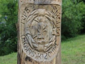 В гідропарку старі дерева “перетворилися” на гетьманські герби (Фото)