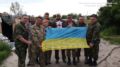 Постраждалому від вогню волонтеру з Тернополя передали… слоненя (фото)